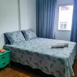 Quarto amplo e muito confortável em apartamento espaçoso