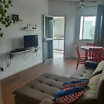 Quarto amplo e muito confortável em apartamento espaçoso