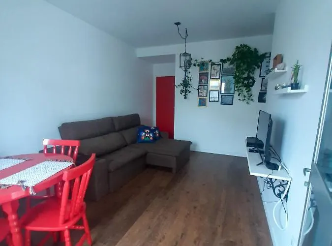Quarto amplo e muito confortável em apartamento espaçoso